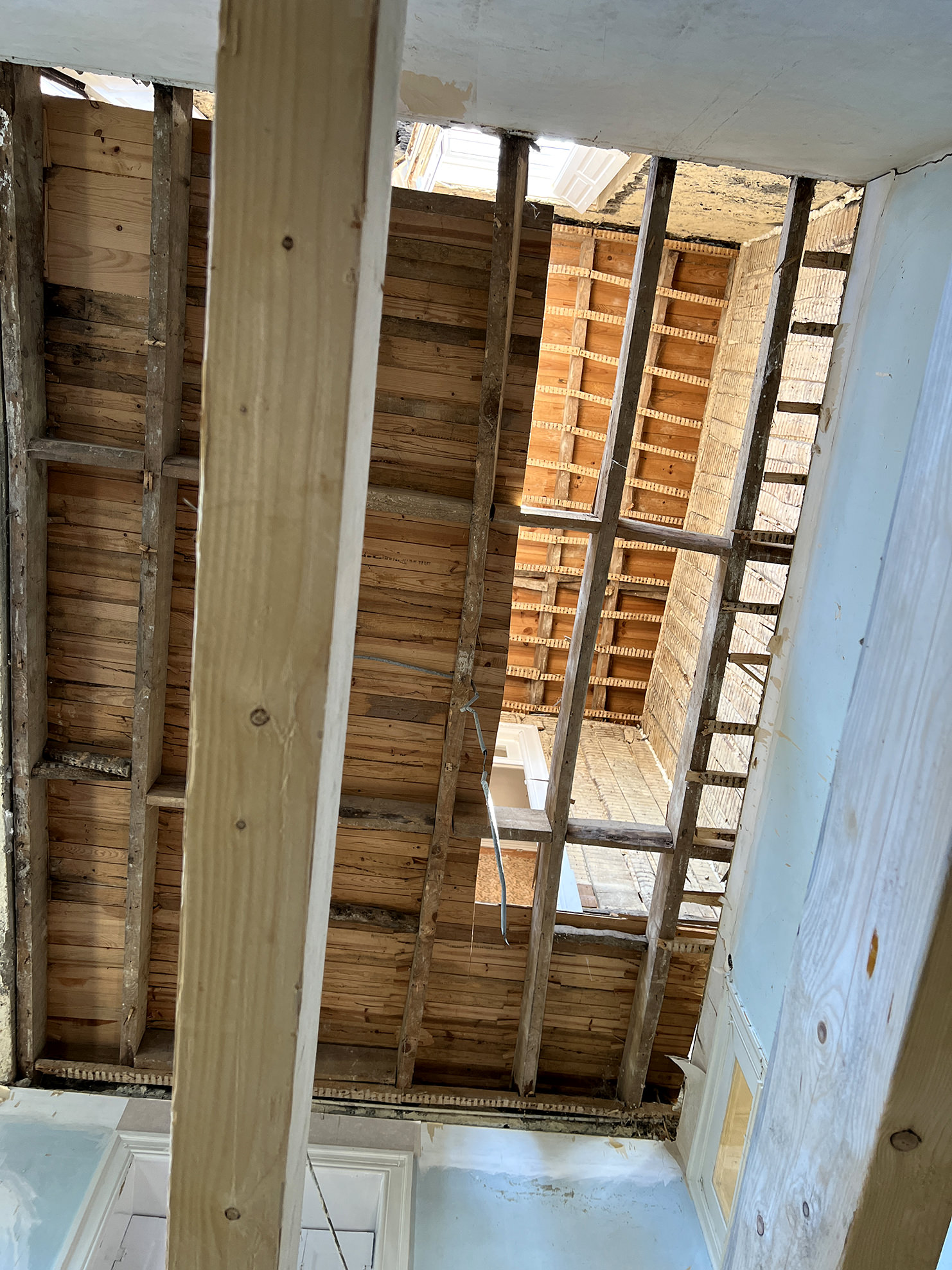 Started the rehabilitation of the 500 sqm peculiar building located in Foz Velha in Oporto.